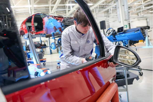 德总理看机器人入迷了 创新科技吸引德国“顶配团”