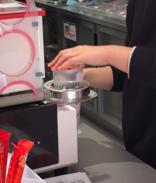 女子多家奶茶店买白开水遭拒 暖心结局引热议