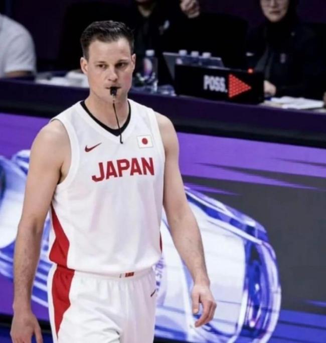 新西兰裁判被网友P上日本队球衣