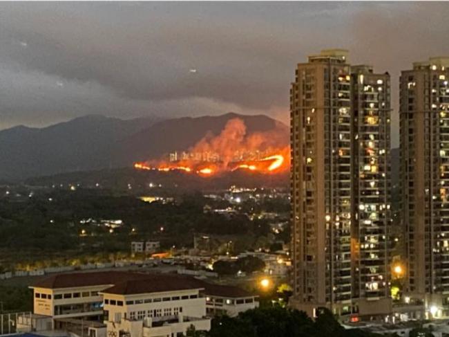 香港突发山火燃烧数小时 深圳可见 火线近百米浓烟滚滚