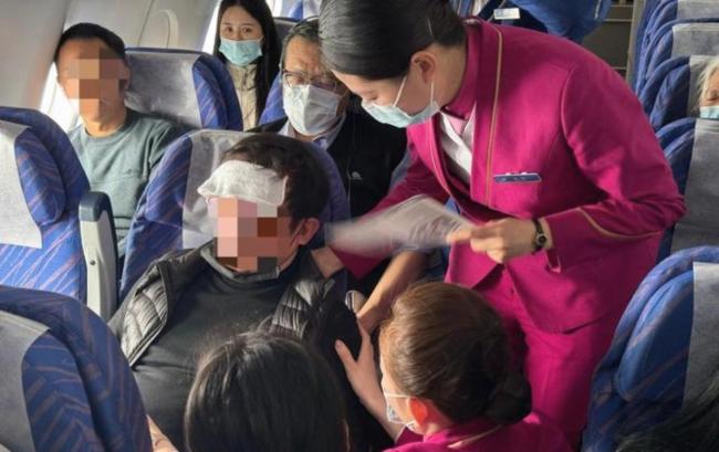 医生乘机突发不适欲广播寻药遭拒 生命安全与乘客体验引争议