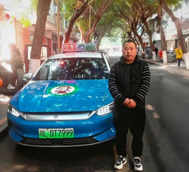 司机返程路上轧到红包内含300元 善举与违规并存