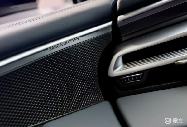 新一代奥迪A6L实车到店 全面升级引关注