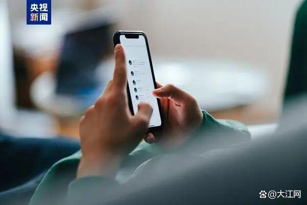 睁开眼就玩手机,竟致2300度近视?这些习惯,可能毁掉你的眼睛 警惕用眼误区