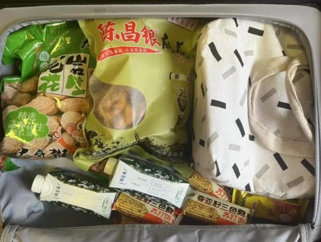 返校大学生行李箱里装了什么 满满都是故事