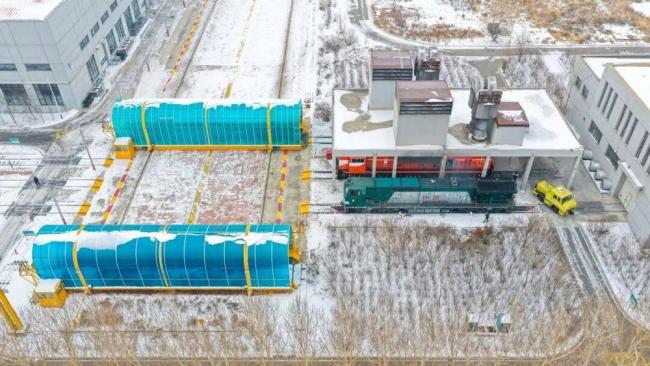 火车是怎么“横着跑”的 奇特画面吸引关注