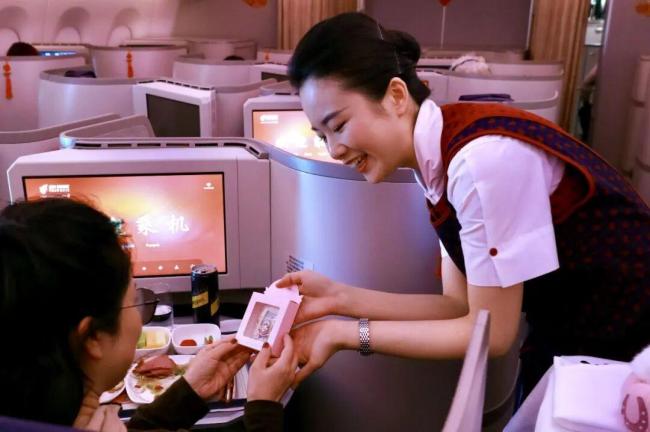 首都机场工作人员穿上汉服 传统文化温暖旅途