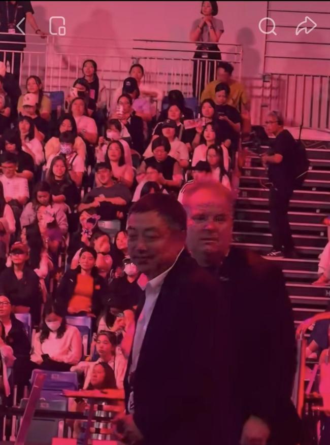 刘国梁又来看孙颖莎比赛，赛后两人握手复盘太温馨了 温情互动超越胜负