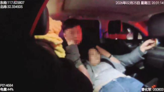 女子突发癔症欲跳车 交警紧急出手 高速路上的温情救援