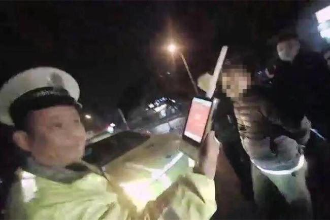 男子深夜醉驾被执行公务民警截停 心存侥幸难逃法眼