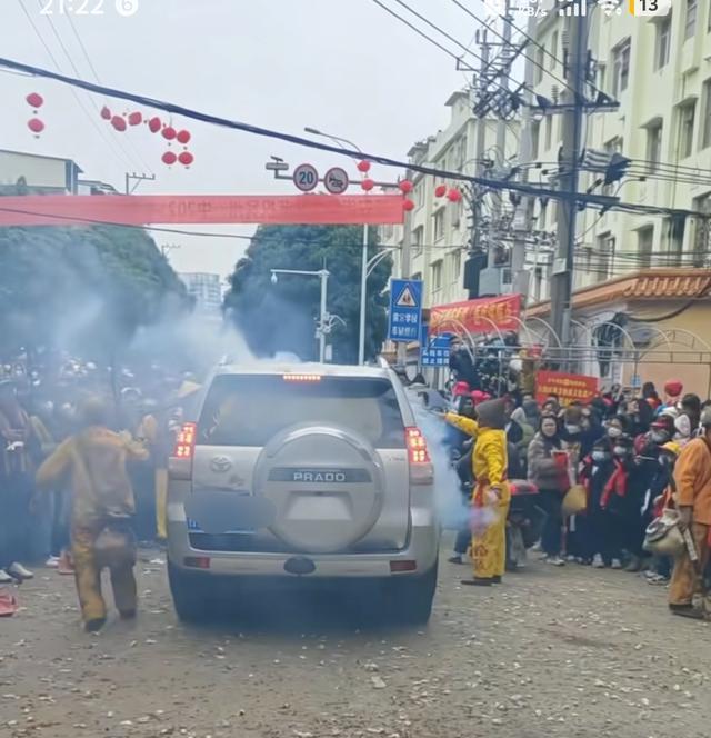 宾阳炮龙节炸街太疯狂了 车辆违规闯入惹祸端