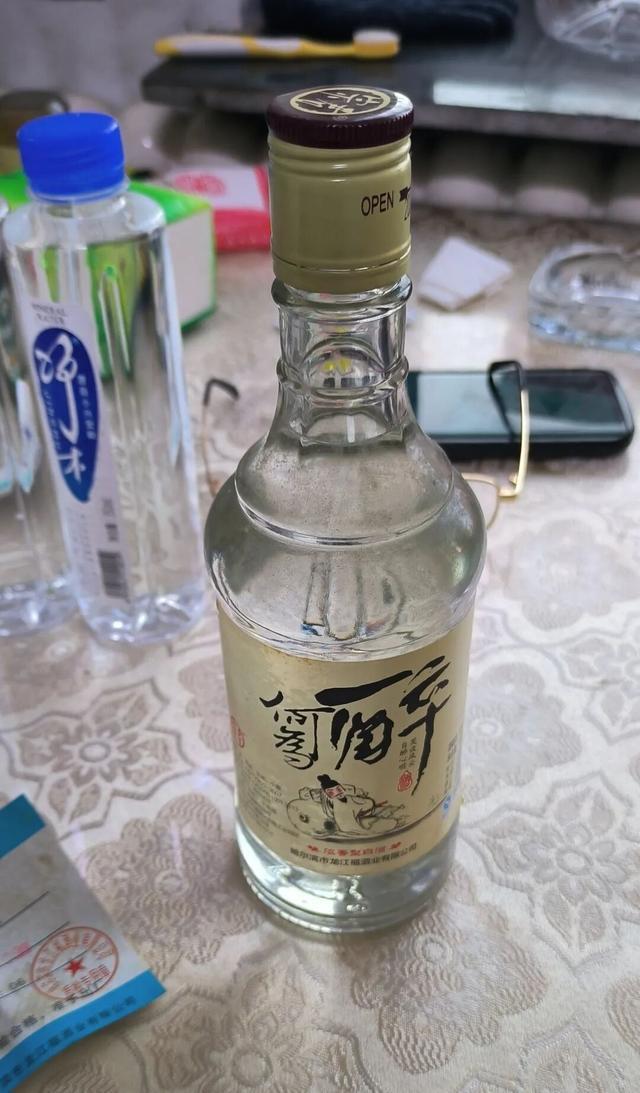 25年未开封陈酿现不明异物 酒企回应