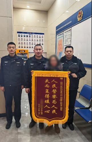 11万现金被亲妈当垃圾扔了 民警火速寻回