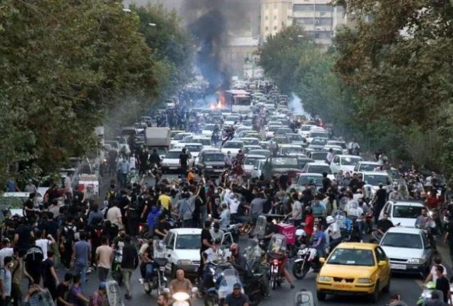 伊朗首都民众陷入恐慌 空袭引发大堵车