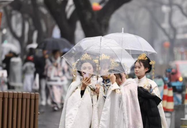 本市大部地区出现零星雨夹雪，午后转为小雨天气 丙午马年首场春雨