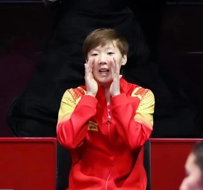 央媒祝贺孙颖莎夺冠，点赞王曼昱 巅峰对决精彩纷呈