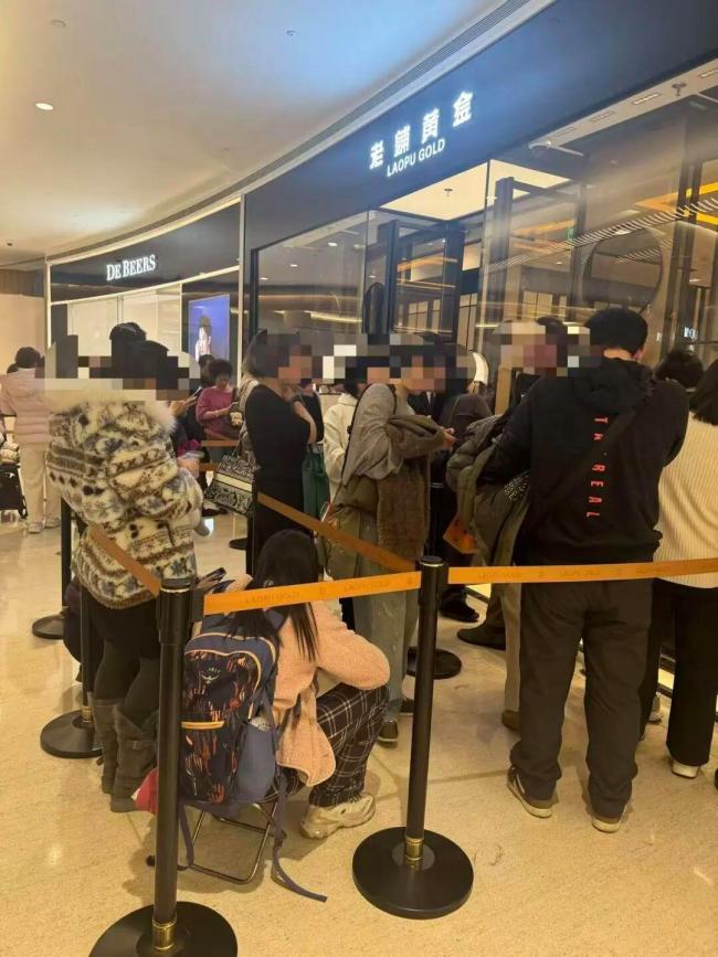 老铺黄金首轮涨价20%-30%，去年累计涨幅超45% 抢购潮席卷多地门店