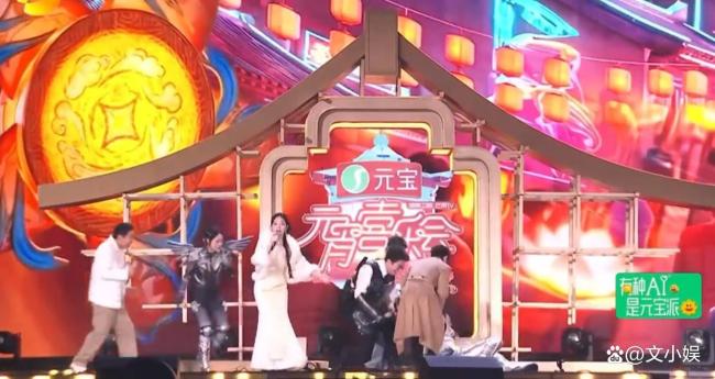 湖南元宵晚会嘉宾出场摔了个大屁墩 直播惊魂一刻