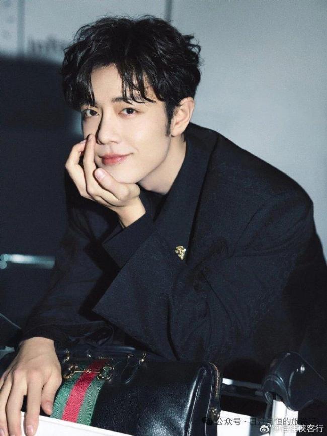 肖战Gucci新季首穿 暗夜贵公子风采