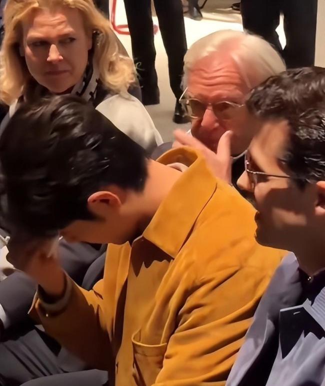 肖战试衣服时的表情 汗流浃背萌态十足