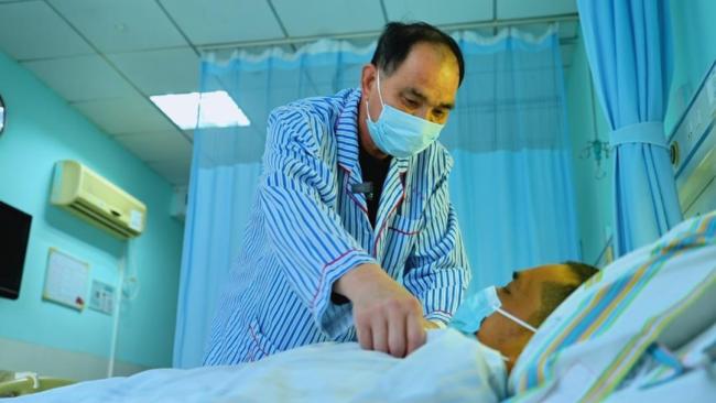 61岁父亲为救儿子切半个肝脏 舍命相救点燃希望