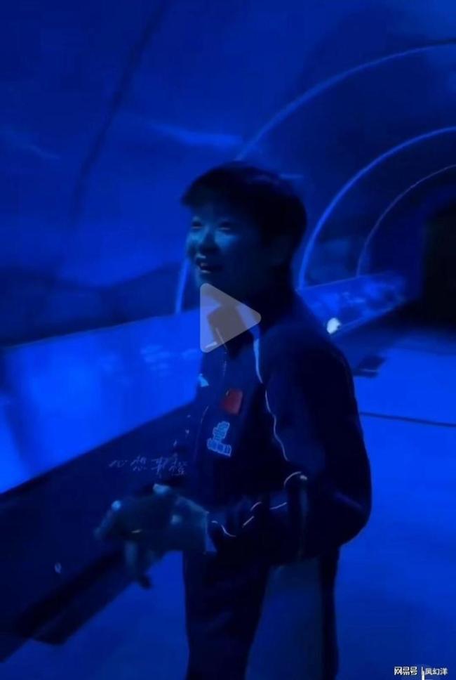 国乒归来莎头夺冠宣传花絮多！孙颖莎看到大鲨鱼脆吼，大头沉浸式赏鱼