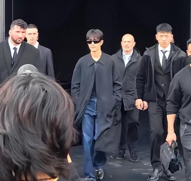 肖战试衣服时的表情 汗流浃背萌态十足