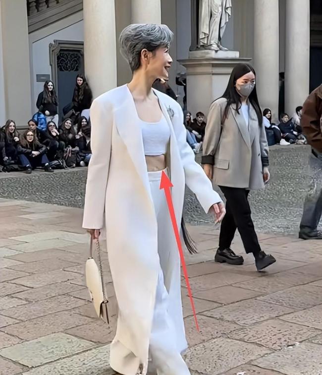 肖战试衣服时的表情 汗流浃背萌态十足