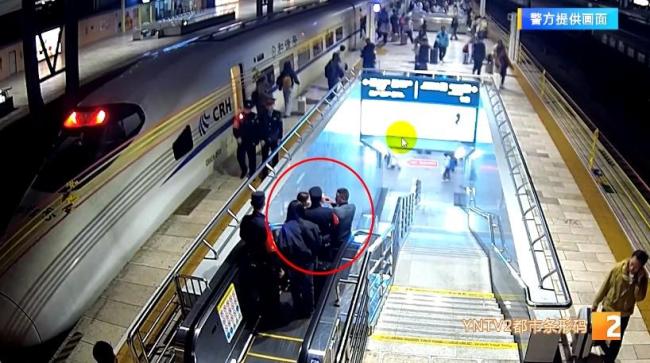 大理男子修剪花枝剪断手指 铁警全程开道护送