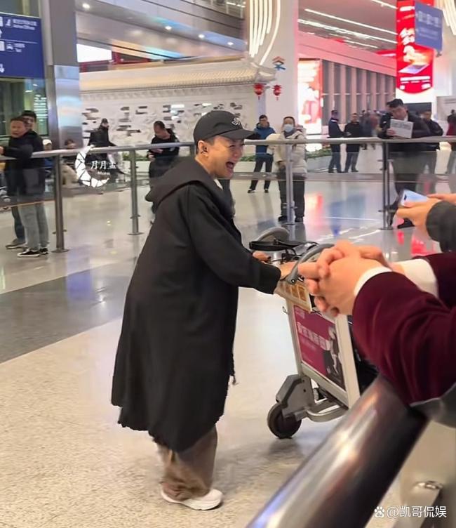 王博谷带着孩子给宋丹丹接机 温馨一幕感动全网