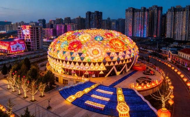 河南地标化身AI花灯点亮元宵夜 光影诉说中原故事