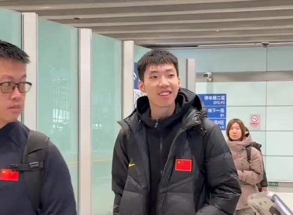 中国男篮凯旋而归！赵睿廖三宁脸带笑容与球迷互动引关注 年轻后卫展现实力