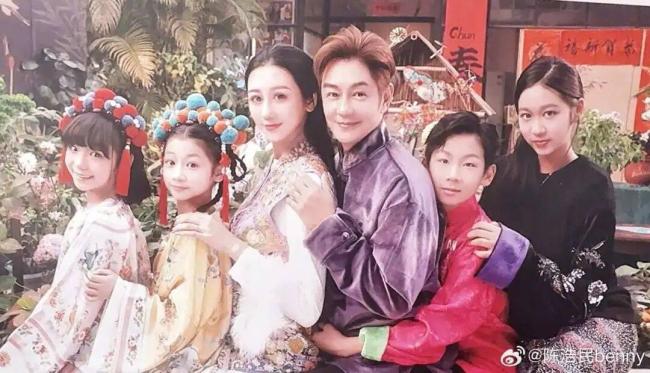 网友在迪拜偶遇陈浩民蒋丽莎 平安祈福回国