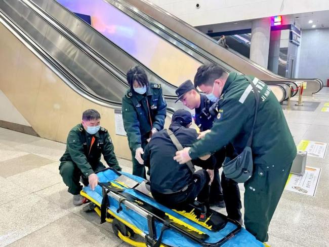 老人候车室倒地铁警助其脱险 紧急救援保平安