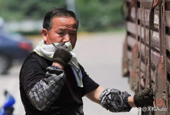 山西临汾一高速路面散落铁屑 货车装载不当引发轮胎扎破事件
