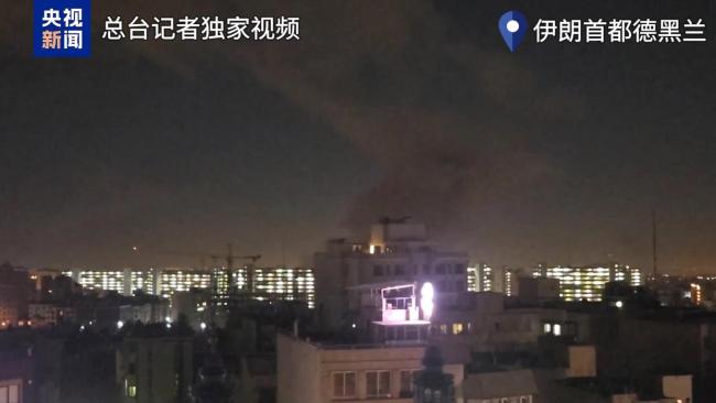 战机盘旋伊朗德黑兰上空