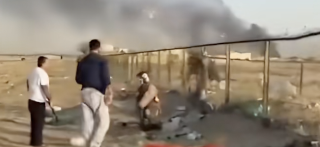 美逃生飞行员跪地举手表明身份 友军误伤致坠机