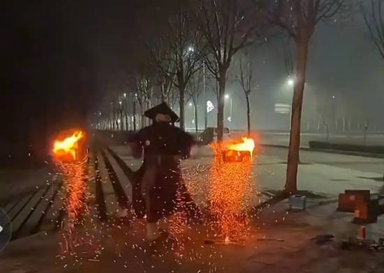 41岁打铁花网红一氧化碳中毒离世 生活刚好转却猝然离世