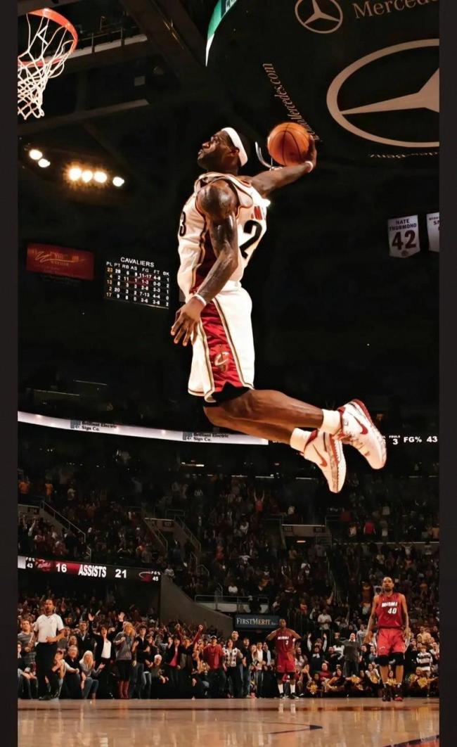 41岁詹姆斯逆天暴扣!慢镜还原现场:上演滑倒暴扣点燃全场,老将风采依旧