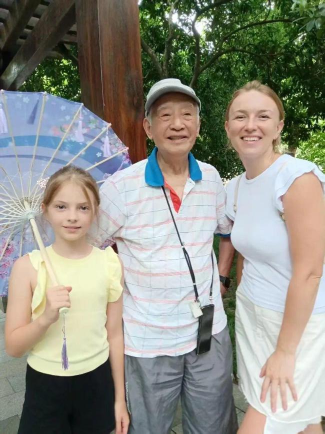 97岁社牛爷爷西湖边自信飙英语 活到老学到老