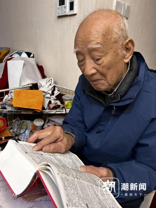 97岁社牛爷爷西湖边自信飙英语 活到老学到老