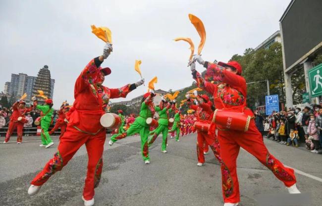 陕西洋县社火巡游闹元宵 千年传统焕新彩