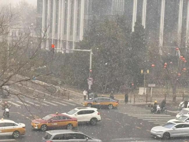 北京的雪突然大起来了，道路结冰预警！大兴机场提示——