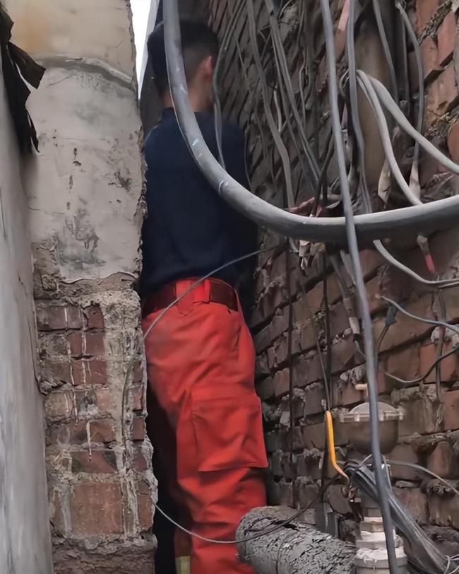 山西吕梁消防员救坠井初中生 狭小空间极限救援