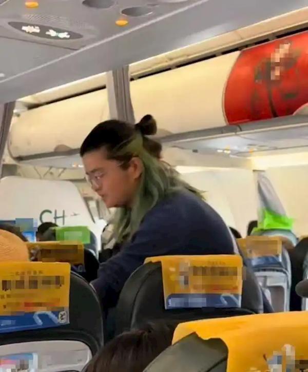 男子带娃坐飞机给乘客备礼 诚意举动获赞