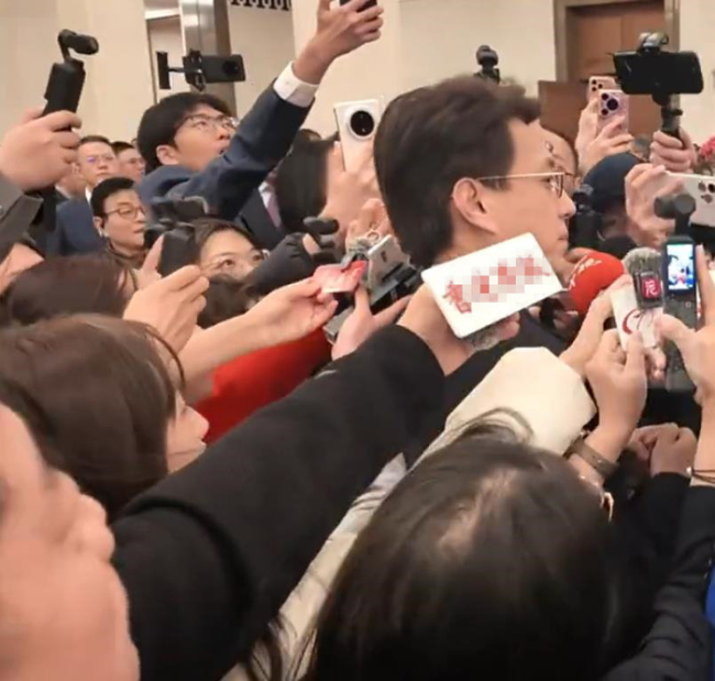 靳东现身两会被围堵走不动路,镜头王人快怼到脸上了,称我方不看短剧 委员中的顶流直面AI冲击