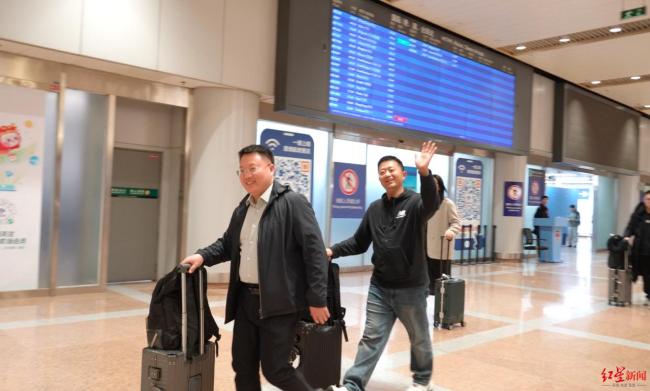 看到中国国旗心就踏实了 从冲突中平安回国