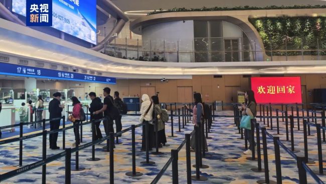 迪拜首架回国航班已落地广州 滞留旅客平安归国