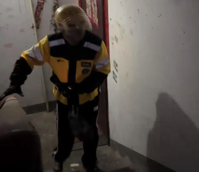 独腿男子送外卖要为妻子攒100万 从心灰意冷到单王逆袭