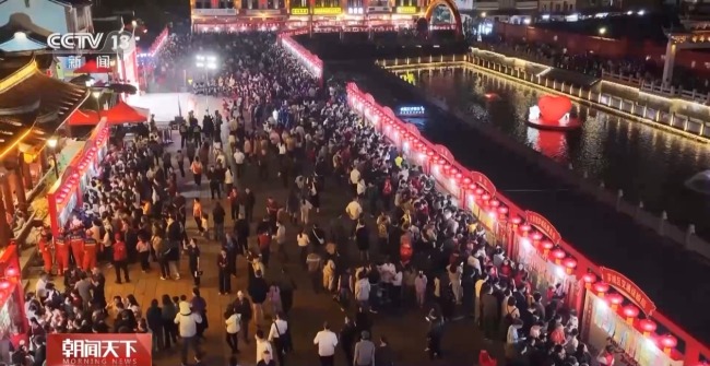 猜灯谜、逛庙会…民俗活动中感受浓浓元宵节氛围